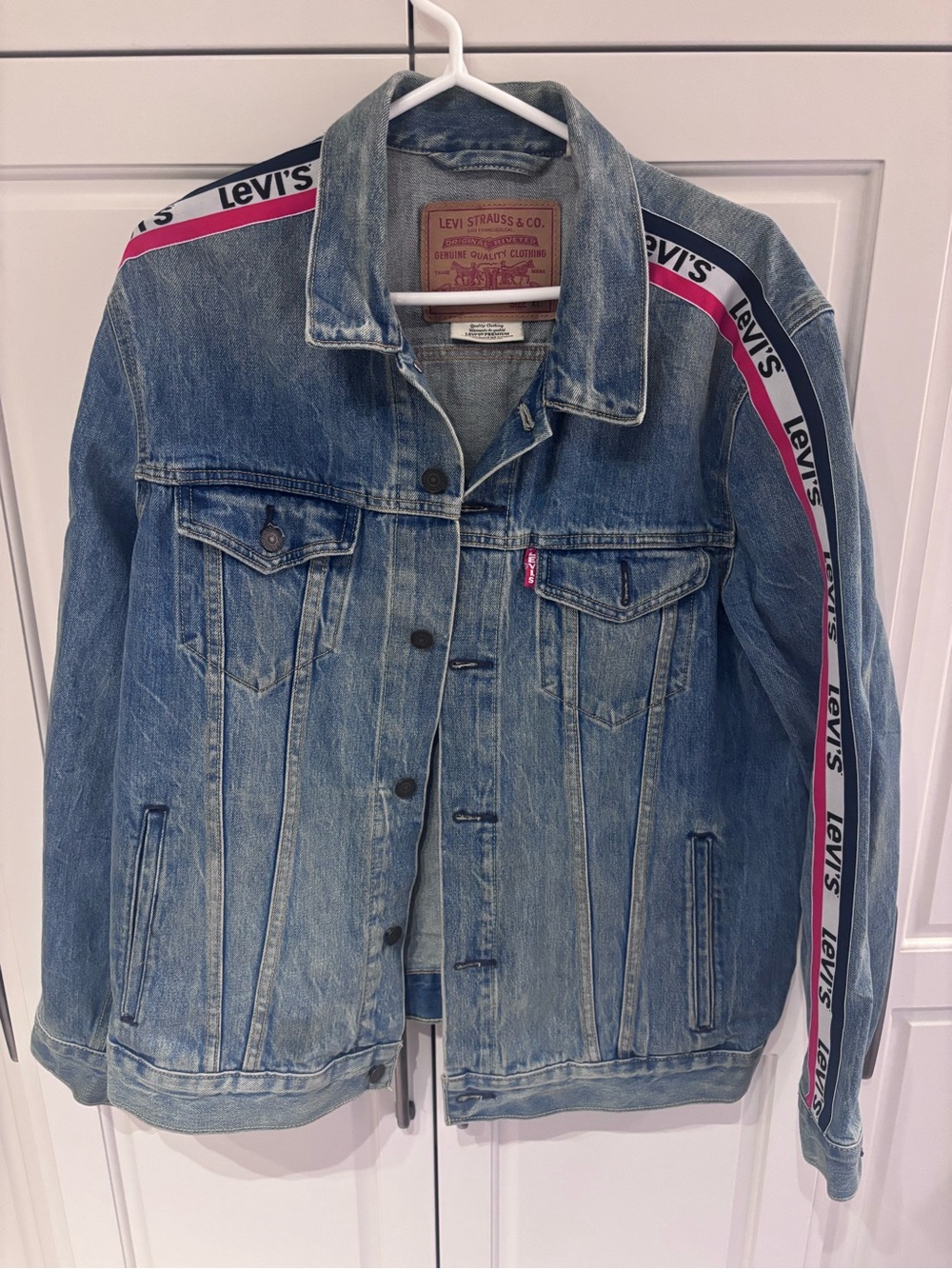 Levi’s Premium Men’s XL Denim Trucker Jacket Logo Tape Stripe Sleeves Blue Jean